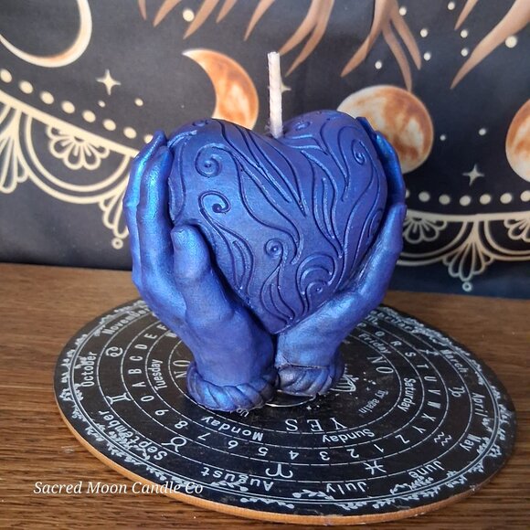 The Alchemist Embrace Saffron and Patchouli Scented Heart in Hands Candle - Picture 5 of 11